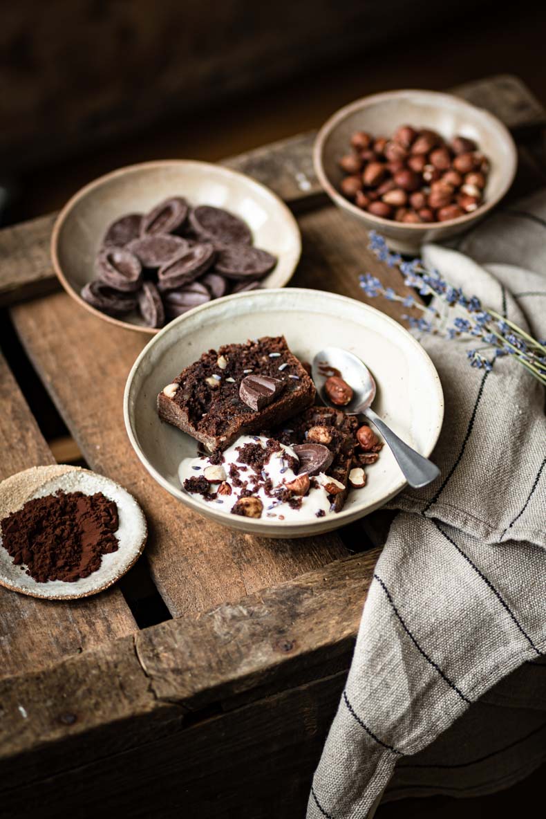 Recette de dessert avec un cake au chocolat, du yaourt et quelques noisettes - sans lactose, sans beurre