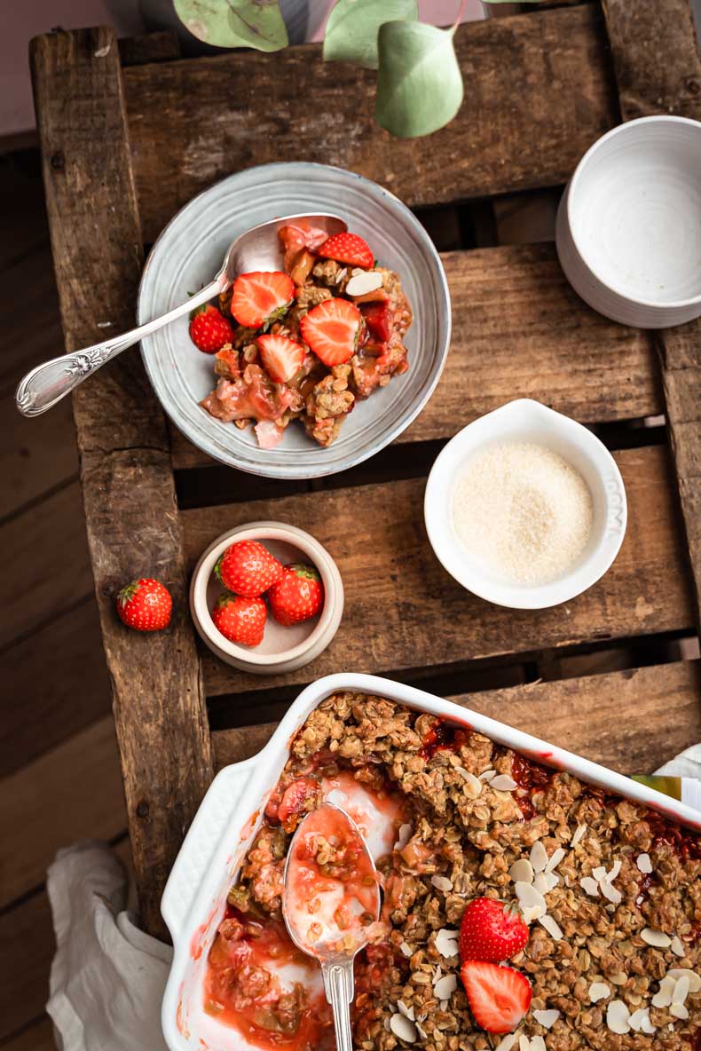 crumble à la fraise & à la rhubarbe - sans lactose, pauvre en sucre