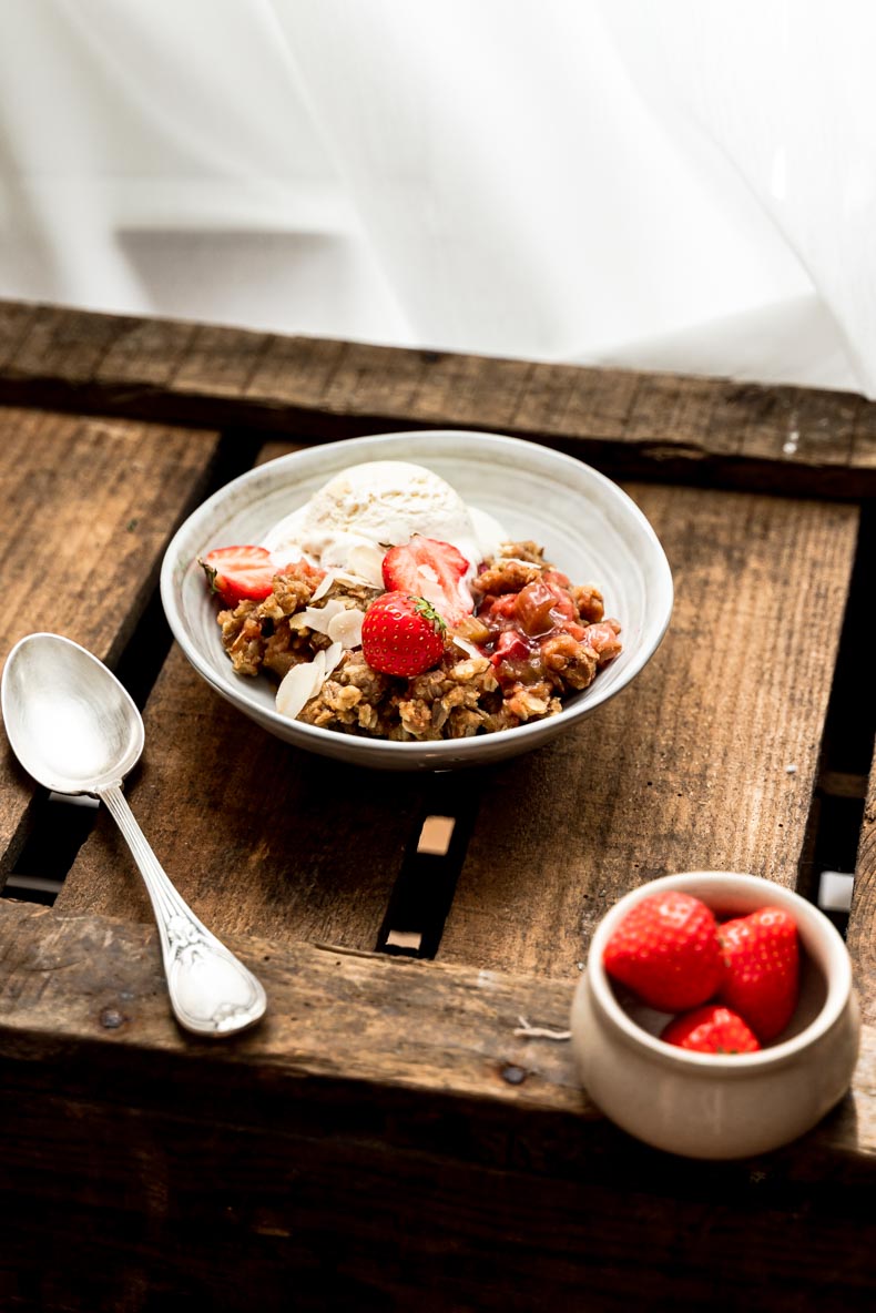 crumble à la fraise & à la rhubarbe - sans lactose, pauvre en sucre