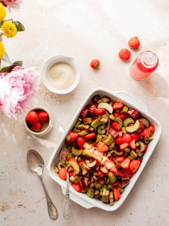 Recette de crumble à la fraise & à la rhubarbe - sans lactose, pauvre en sucre