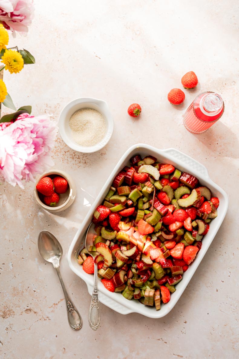 Recette de crumble à la fraise & à la rhubarbe - sans lactose, pauvre en sucre