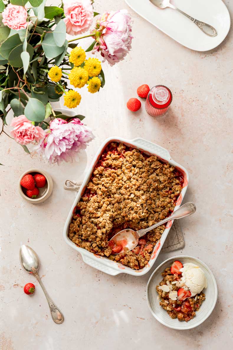 Recette de crumble à la fraise & à la rhubarbe - sans lactose, pauvre en sucre