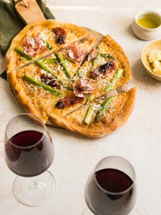 Recette facile de pizza aux asperges vertes, coppa & cheddar