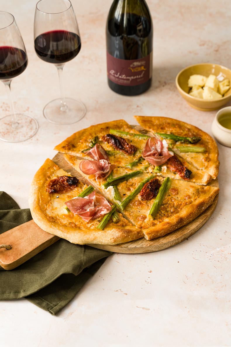 Recette facile de pizza aux asperges vertes, coppa & cheddar