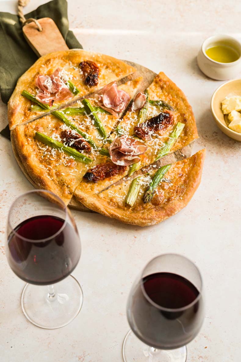 Recette facile de pizza aux asperges vertes, coppa & cheddar