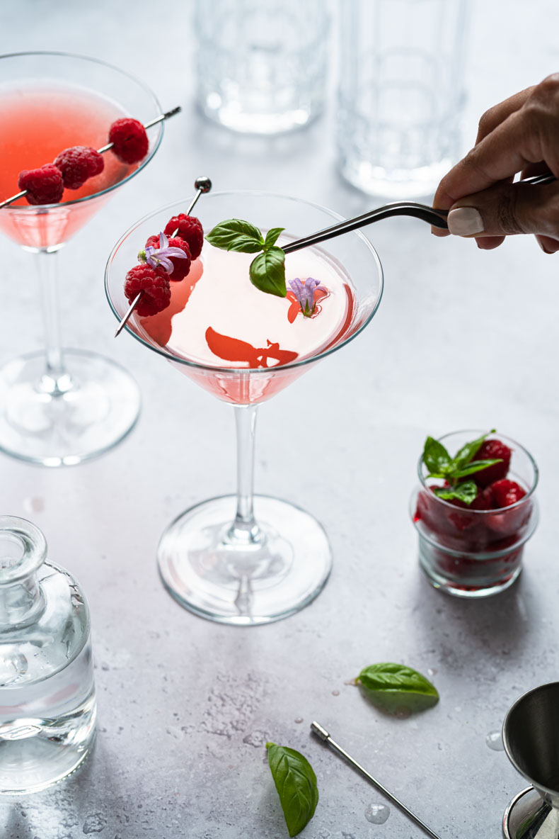 Touche finale sur ce gin fizz rhubarbe : la feuille de basilic et la brochette de framboises
