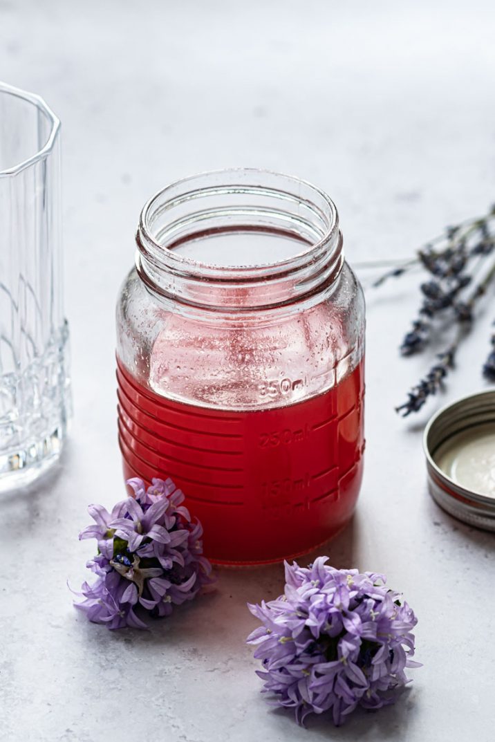 Faites votre propre sirop de rhubarbe à la vanille, pour vos desserts, cocktails, mocktails