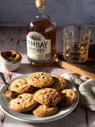 Recette de cookies maison, aux pépites de chocolat noir, pâte de spéculoos & whisky Lambay