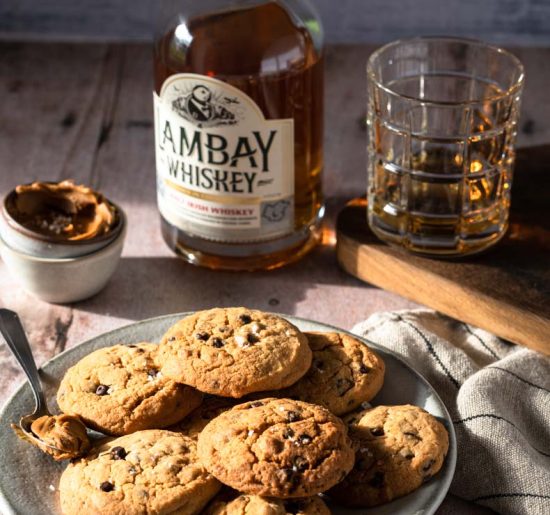 Recette de cookies maison, aux pépites de chocolat noir, pâte de spéculoos & whisky Lambay