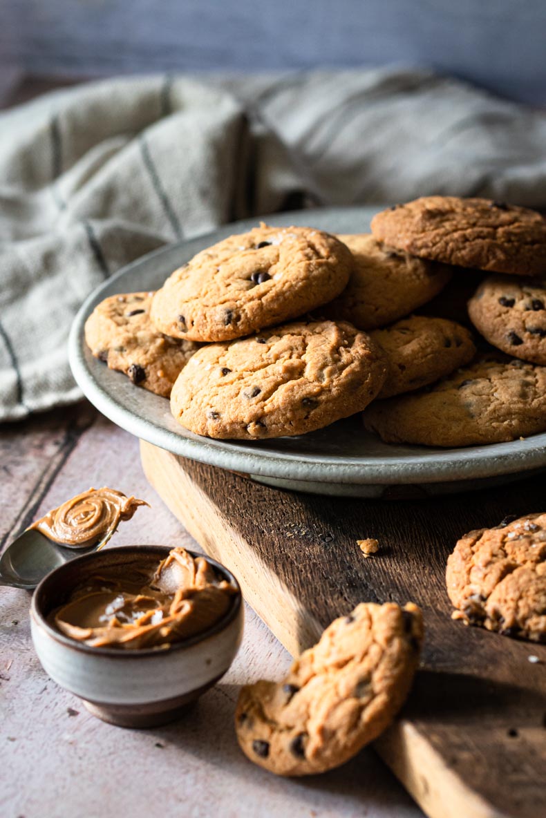 Fournée de cookies maison, à la pâte de spéculoos, chocolat noir et whisky français