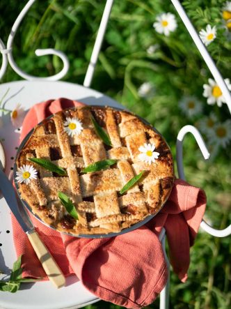 Tarte à la rhubarbe, aux fraises du jardin & à la verveine