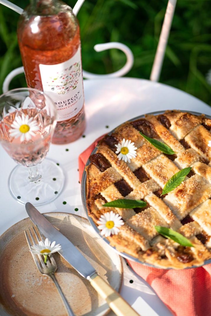 Rhubarb Pie à la verveine & fraises du jardin