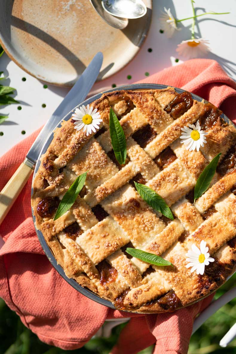 Tarte rustique à la rhubarbe, fraise & verveine