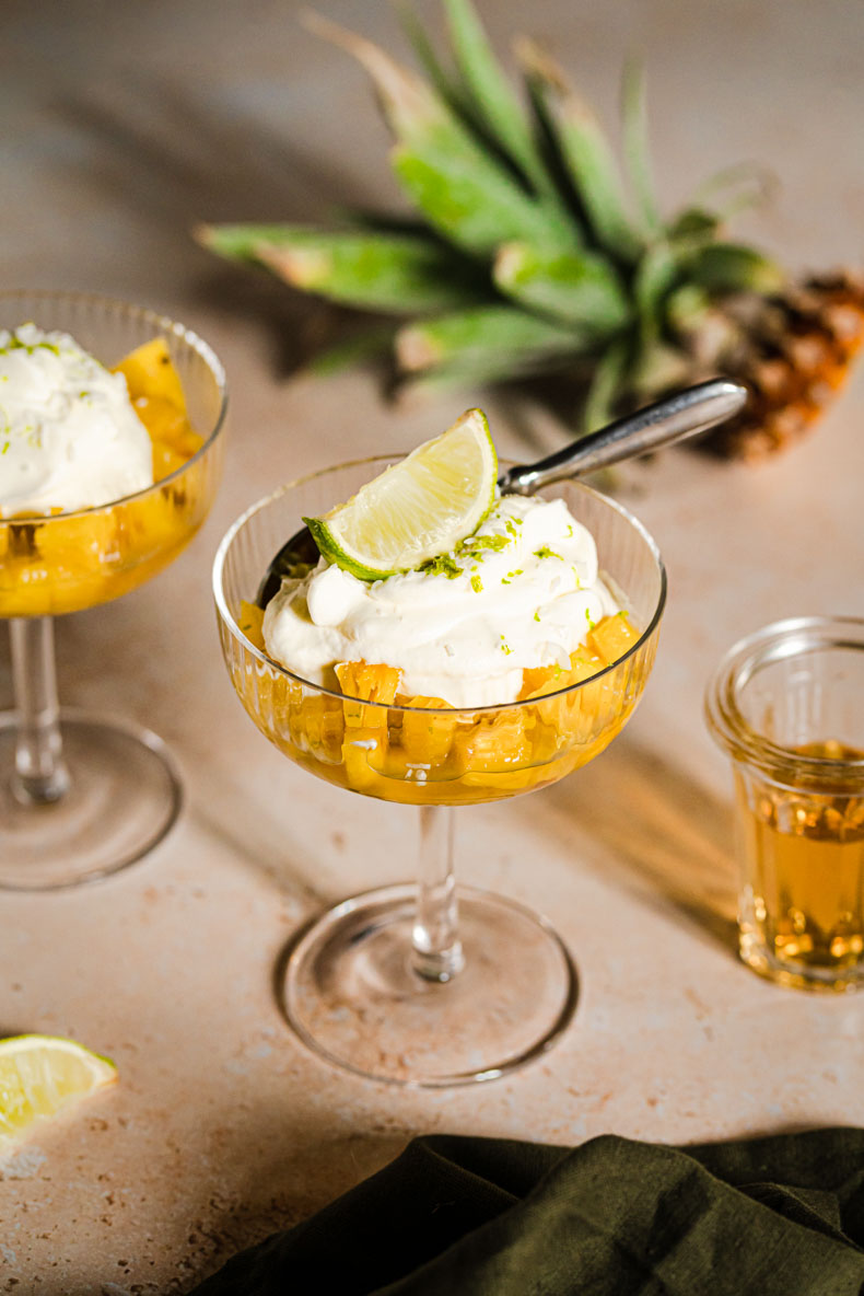 Dessert en coupe : ananas mariné au rhum vanille, Charette Heritage, chantilly végane à la noix de coco et citron vert