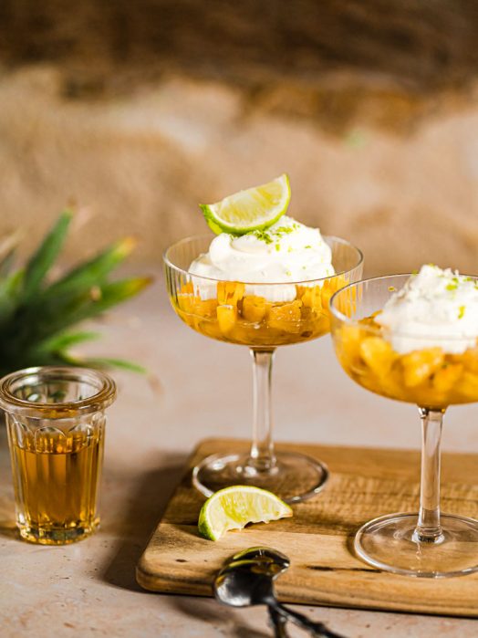 Recette express de dessert à la coupe : ananas mariné au rhum vanille, Charette Heritage, chantilly végane à la noix de coco et citron vert