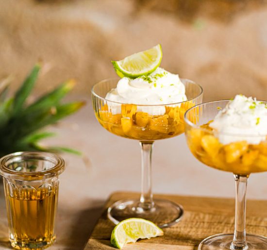 Recette express de dessert à la coupe : ananas mariné au rhum vanille, Charette Heritage, chantilly végane à la noix de coco et citron vert