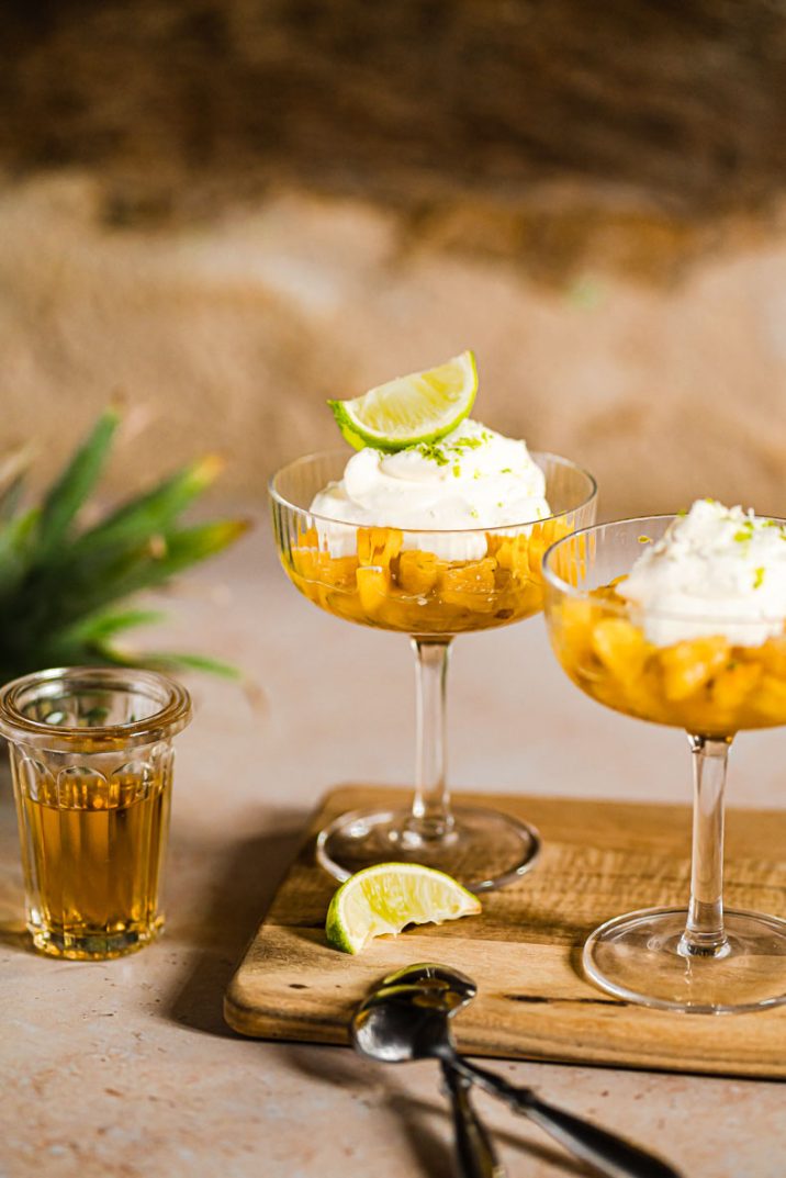 Recette express de dessert à la coupe : ananas mariné au rhum vanille, Charette Heritage, chantilly végane à la noix de coco et citron vert